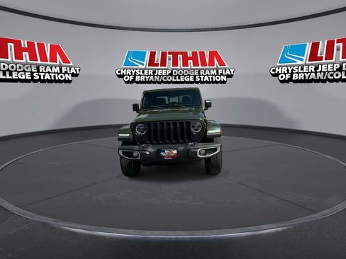 Used 2022 Jeep Gladiator Overland w/ Popular Equipment Package AWD/4WD image 3