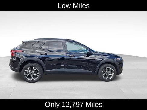Used 2025 Chevrolet Trax LT w/ Driver Confidence Package FWD image 2