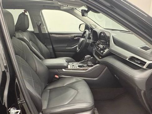 Used 2023 Toyota Highlander Platinum AWD/4WD image 32