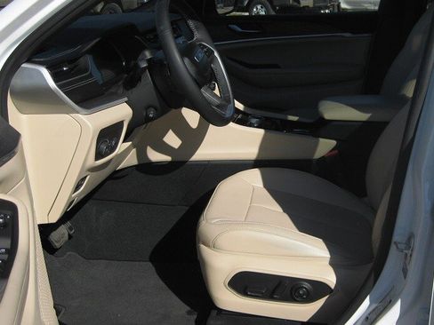 Used 2023 Jeep Grand Cherokee L Limited w/ Luxury Tech Group II AWD/4WD image 9