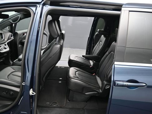 Used 2025 Chrysler Pacifica Select FWD image 12