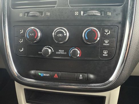 Used 2016 Dodge Grand Caravan SE image 38