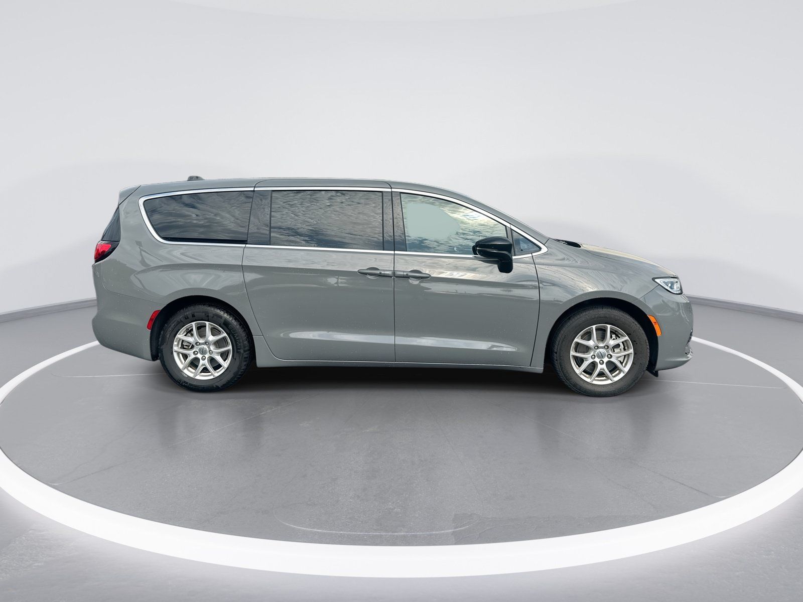 Used 2025 Chrysler Pacifica Select FWD image 10