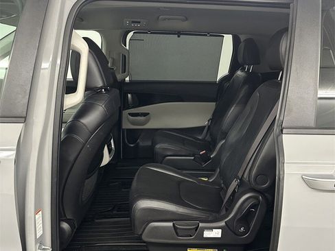 Used 2022 Kia Carnival EX image 23