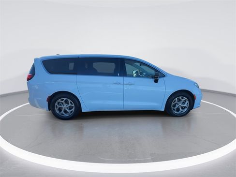 Used 2024 Chrysler Pacifica Limited image 9