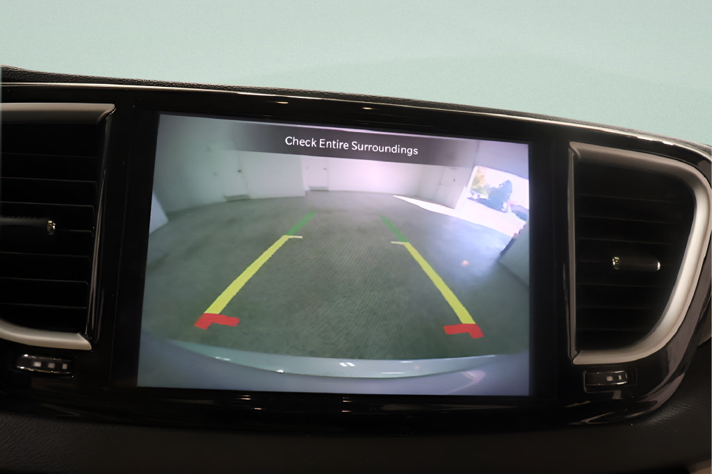 Used 2024 Chrysler Pacifica Touring-L FWD image 9