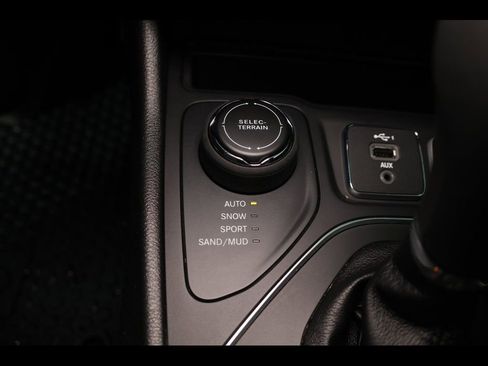Used 2020 Jeep Cherokee Latitude Plus w/ Cold Weather Group AWD/4WD image 12