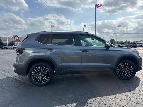 Used 2025 Volkswagen Taos SE FWD image 2