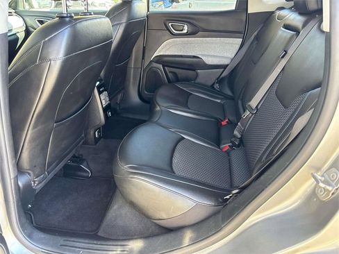 Used 2022 Jeep Compass Latitude image 10