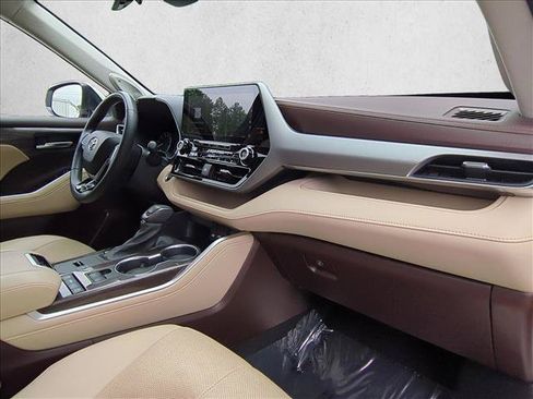 Used 2020 Toyota Highlander Platinum FWD image 26