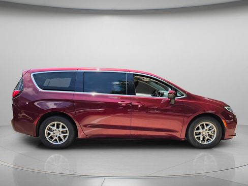 Used 2023 Chrysler Pacifica Touring-L FWD image 5