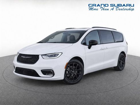 Used 2025 Chrysler Pacifica Limited FWD image 2