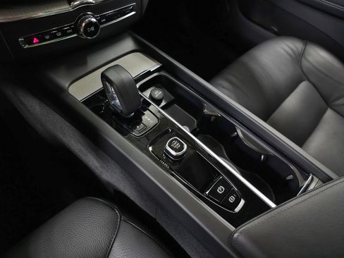 Certified 2025 Volvo XC60 B5 Plus AWD/4WD image 33
