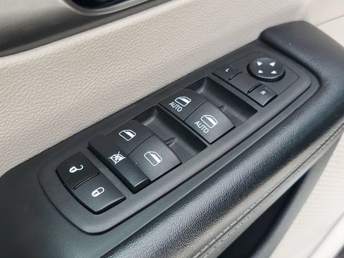 Used 2023 Chrysler Pacifica Touring-L FWD image 24