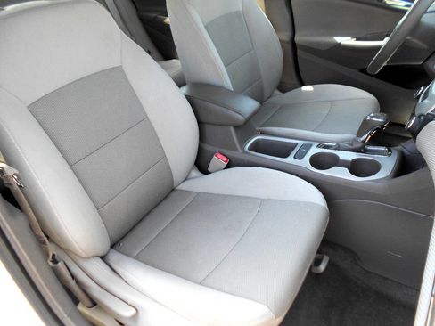Used 2018 Chevrolet Cruze LS FWD image 23