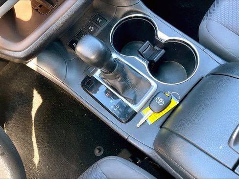 Used 2016 Toyota Highlander LE image 12