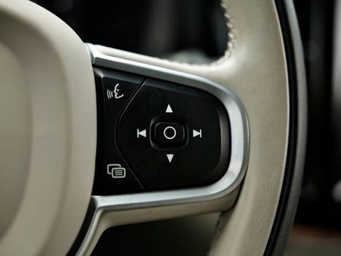 Used 2021 Volvo XC60 T5 Momentum w/ Protection Package Premier image 33