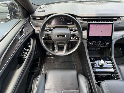 Used 2022 Jeep Grand Cherokee Overland w/ Luxury Tech Group IV AWD/4WD image 30