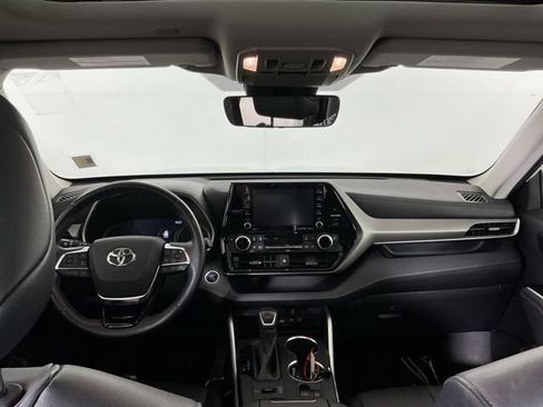 Used 2020 Toyota Highlander XLE AWD/4WD image 24