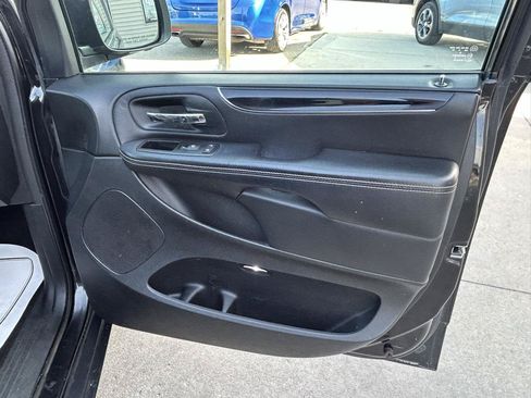 Used 2014 Chrysler Town & Country S FWD image 17