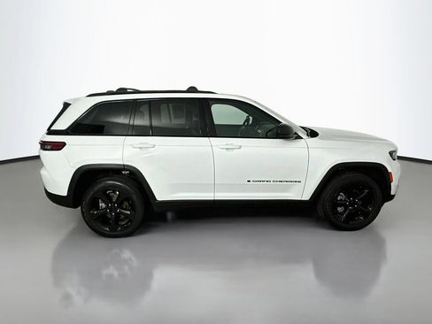 Used 2023 Jeep Grand Cherokee Altitude AWD/4WD image 8