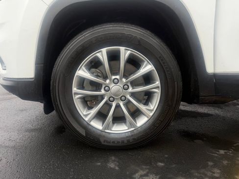 Used 2022 Jeep Cherokee Latitude Lux w/ Mopar Interior Package image 9