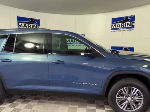 Used 2024 Chevrolet Traverse LT w/ Trailering Package FWD image 3