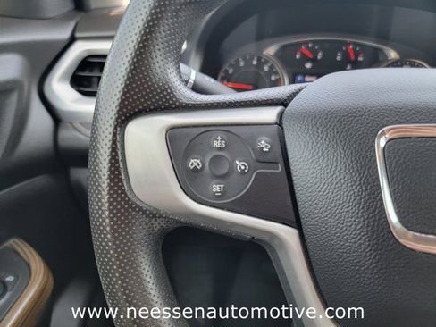 Used 2022 GMC Acadia SLE w/ LPO, Floor Liner Package FWD image 21