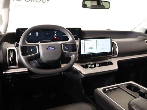 Used 2025 Ford Expedition Active AWD/4WD image 2