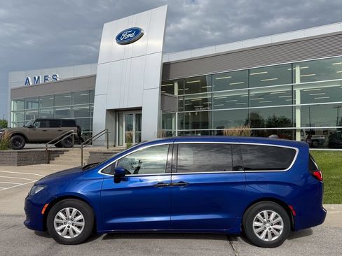 Used 2018 Chrysler Pacifica L FWD image 3