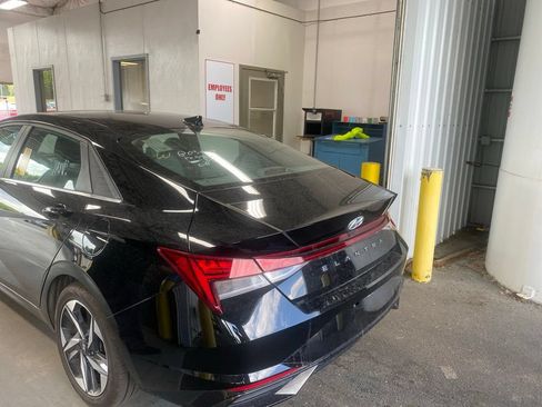 Used 2022 Hyundai Elantra SEL w/ Convenience + Premium Package FWD image 3