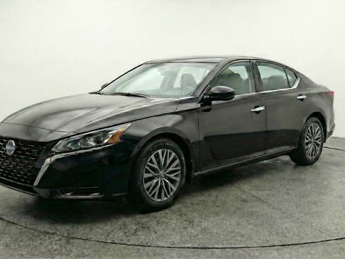 Used 2025 Nissan Altima 2.5 SV image 3