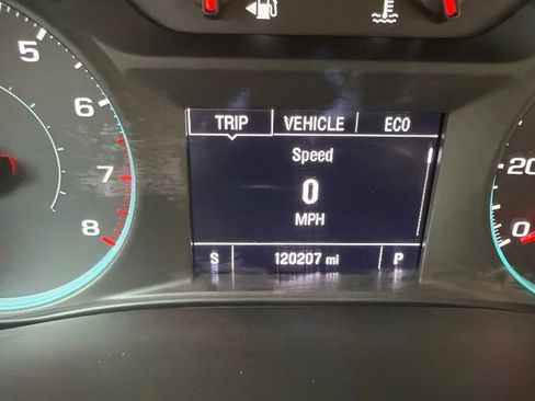 Used 2022 Chevrolet Traverse LS image 17