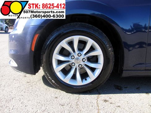 Used 2016 Chrysler 300 Limited image 22