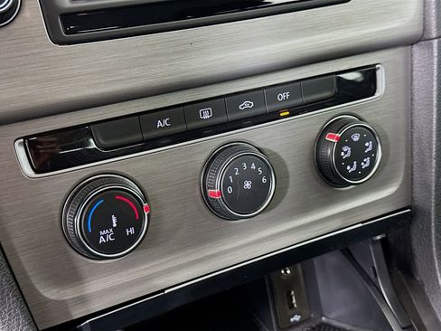 Used 2016 Volkswagen Golf S image 15