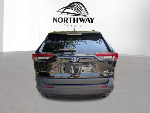 Used 2021 Toyota RAV4 XLE w/ XLE Grade Weather Package AWD/4WD image 4