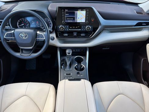 Used 2022 Toyota Highlander XLE image 17