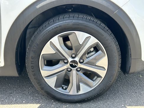Used 2022 Kia Niro EX w/ Cold Weather Package FWD image 7