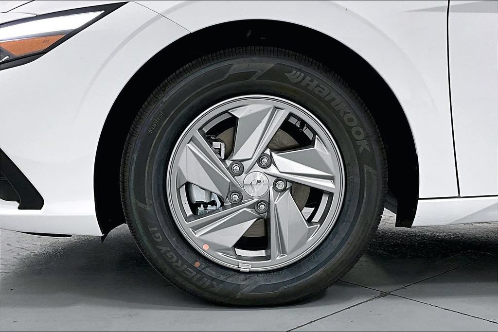 Used 2026 Hyundai Elantra SE FWD image 27