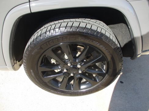 Used 2019 Jeep Grand Cherokee Altitude image 8