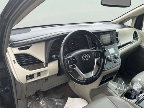 Used 2016 Toyota Sienna XLE image 11