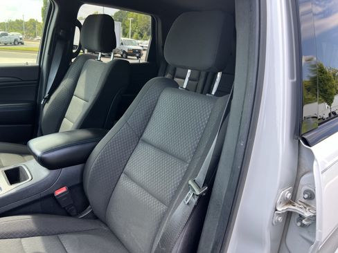 Used 2019 Jeep Grand Cherokee Laredo RWD image 19