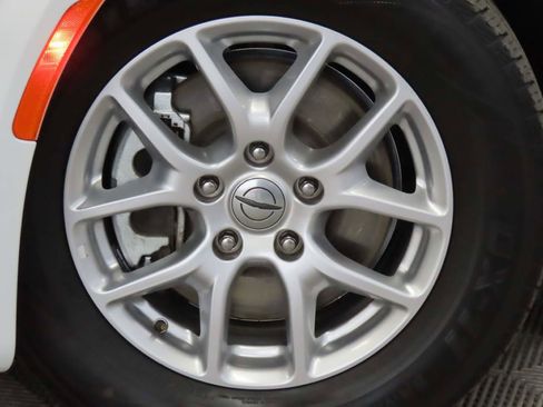 Used 2022 Chrysler Pacifica Touring-L FWD image 6