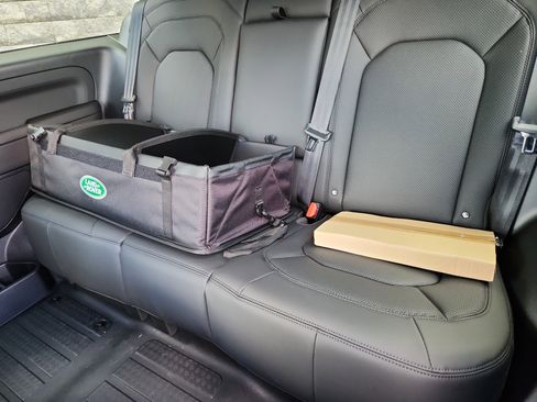 Used 2025 Land Rover Defender 90 X-Dynamic SE image 5