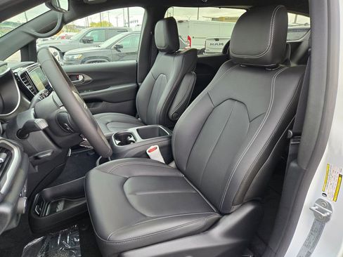 New 2026 Chrysler Pacifica Select image 14
