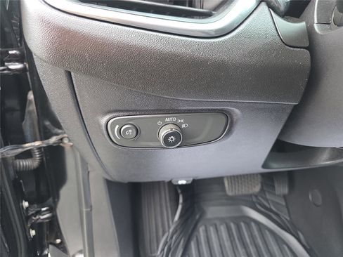 Used 2018 Chevrolet Equinox LT image 19