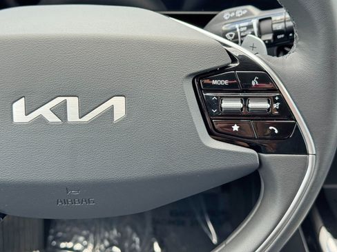 Used 2025 Kia Niro EX FWD image 20