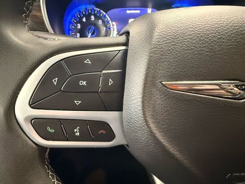 Used 2023 Chrysler Pacifica Limited image 29