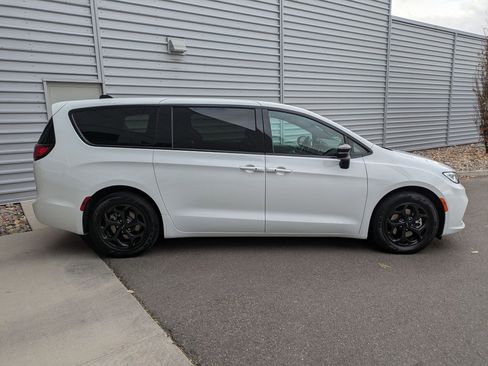 Used 2023 Chrysler Pacifica Limited w/ S Appearance Package image 6