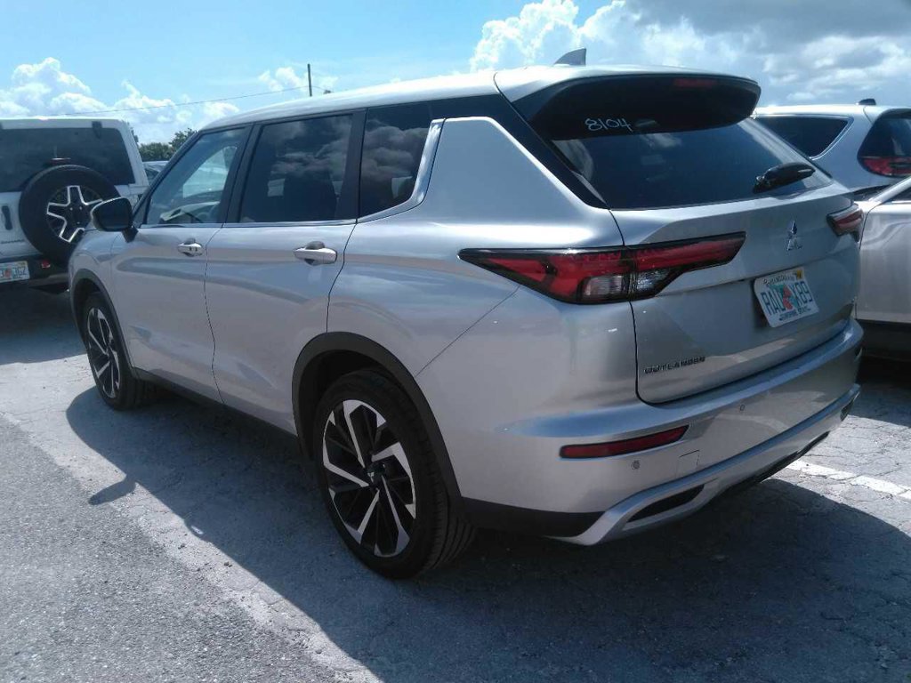 Used 2024 Mitsubishi Outlander SE FWD image 3